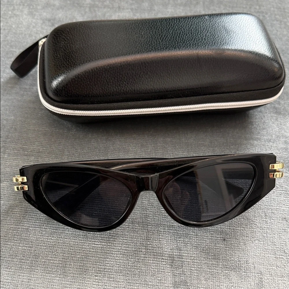 2/25.00 Commense Black Sunglasses with Gold Accents - Picture 1 of 4